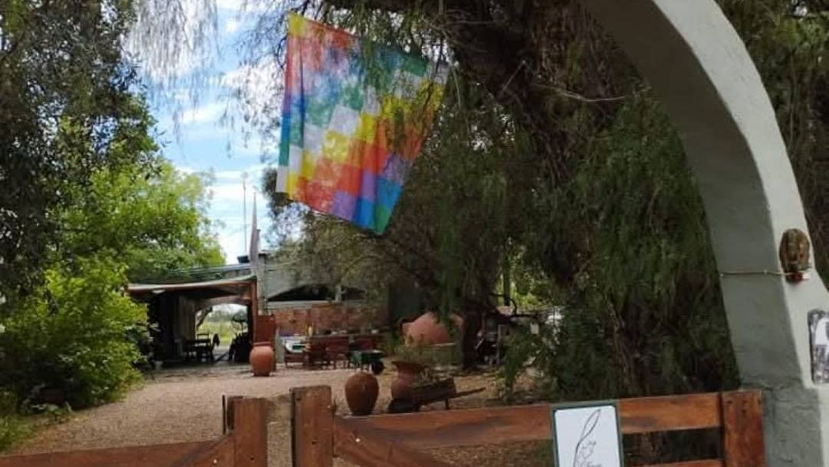 En la finca de Rincón del Atuel, Cristina colocó la bandera Wiphala. En la finca de Rincón del Atuel, Cristina colocó la bandera Wiphala.