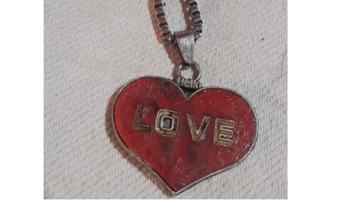 El colgante de corazón que Florencia llevaba el día que fue asesinada, es lo que sus padres pudieron rescatar cuando les entregaron el cuerpo. Puede verse tiznado por el fuego