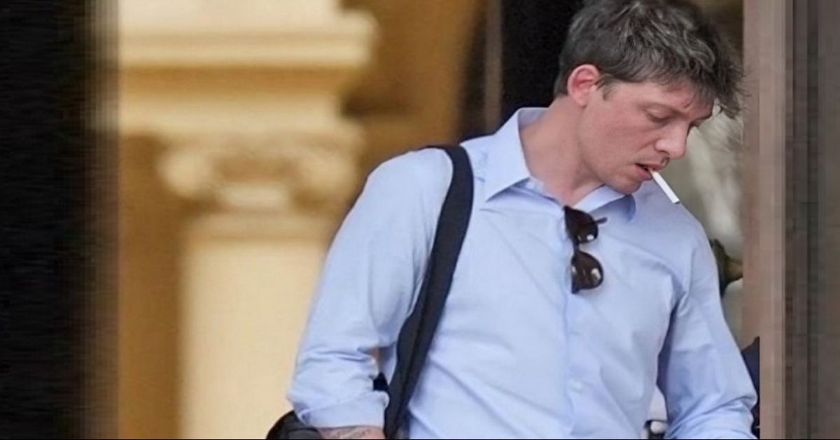 Santiago Caputo no es empleado del gobierno sino proveedor monotributista. Él factura. Eso no le impide manejar un presupuesto millonario para hacer y deshacer en las catacumbas de la SIDE. Santiago Caputo no es empleado del gobierno sino proveedor monotributista. Él factura. Eso no le impide manejar un presupuesto millonario para hacer y deshacer en las catacumbas de la SIDE.