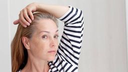 Sin tintes: descubre cómo combatir las canas sin teñir el cabello.