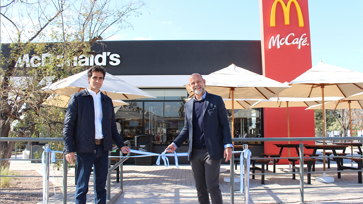 McDonald's: Gianni Badaloni, director Terminal Mendoza y Luis Zambonini, director Arcos Mendocinos, durante el de corte cinta.
