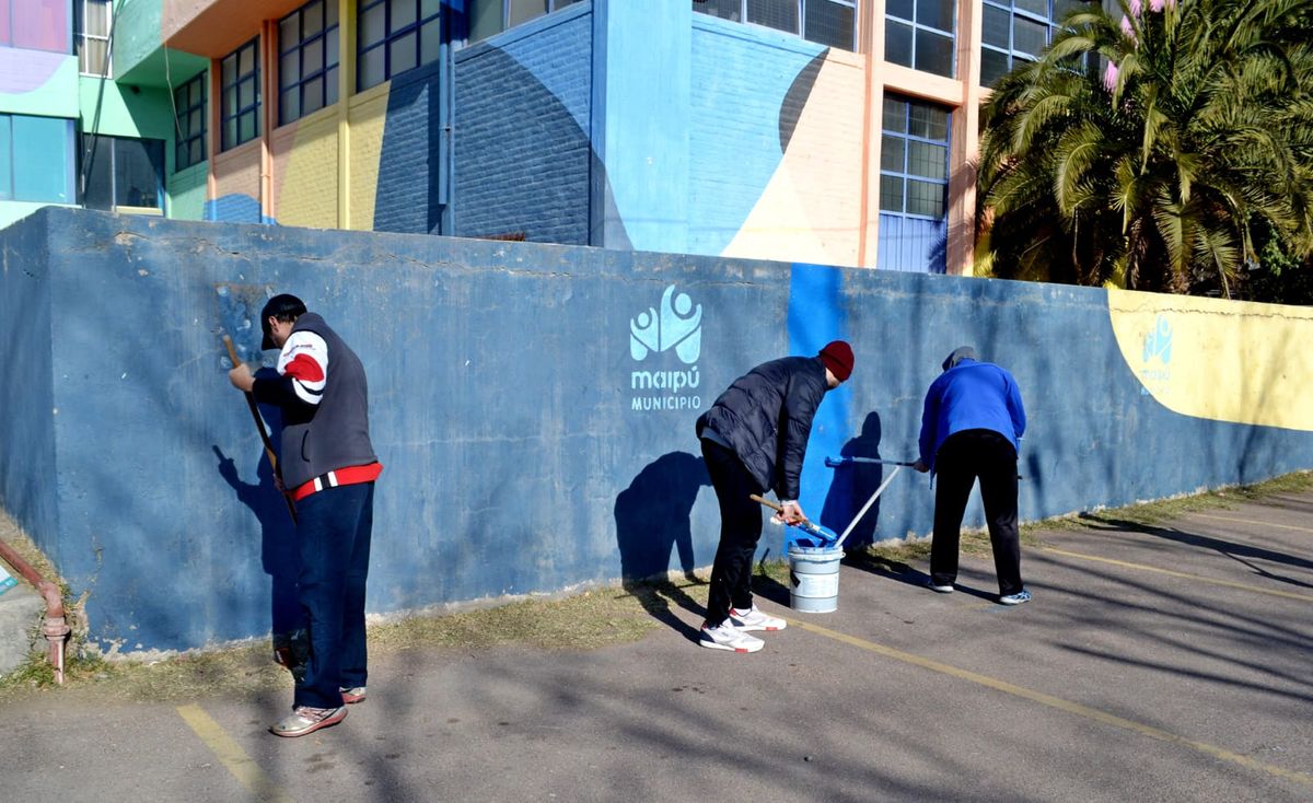 Los jugadores de hanball pintando parte de las instalaciones del Ribosqui.