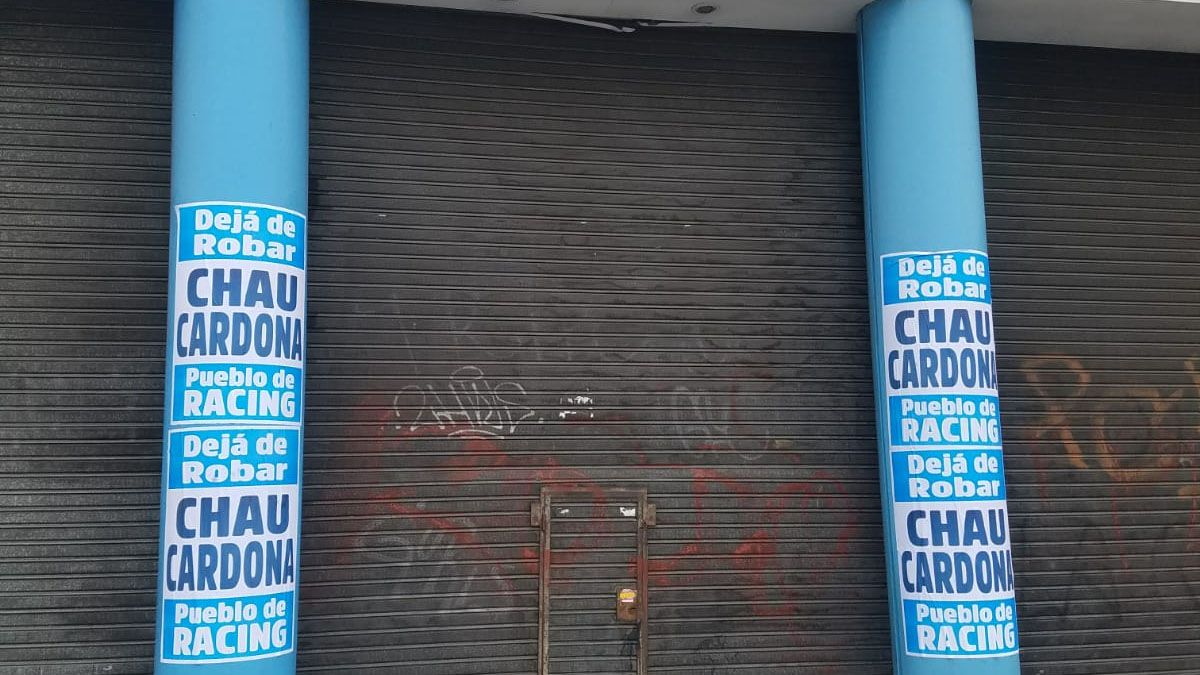 Estos son algunos de los afiches que aparecieron. Chau Cardona, se puede leer.