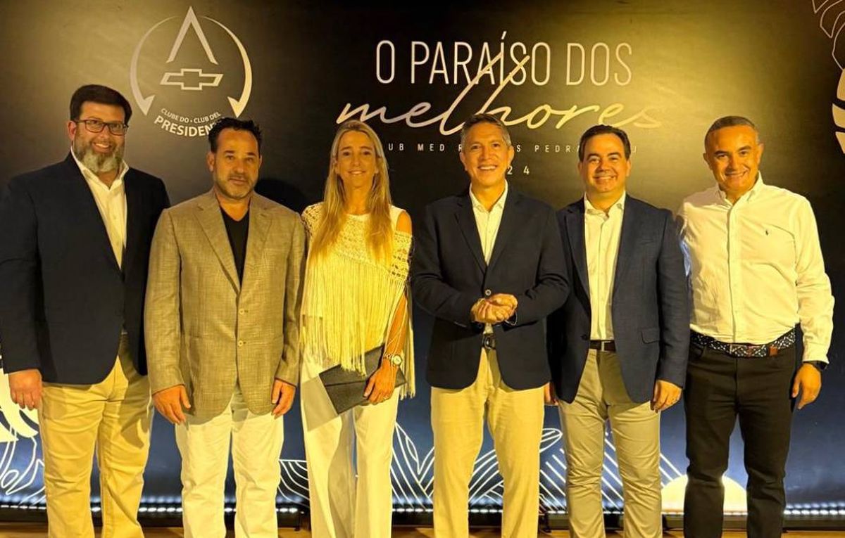 Adrián Yacopini junto a su compañera Paola Alund y ejecutivos de General Motors en Brasil. Adrián Yacopini junto a su compañera Paola Alund y ejecutivos de General Motors en Brasil.