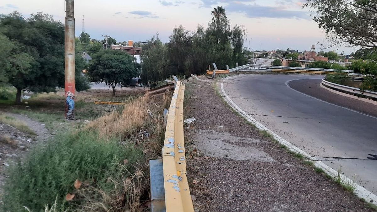 Tras el accidente el guardarrail quedó destrozado, y el municipio de Maipú trabajó este jueves para repararlo. Tras el accidente el guardarrail quedó destrozado, y el municipio de Maipú trabajó este jueves para repararlo.