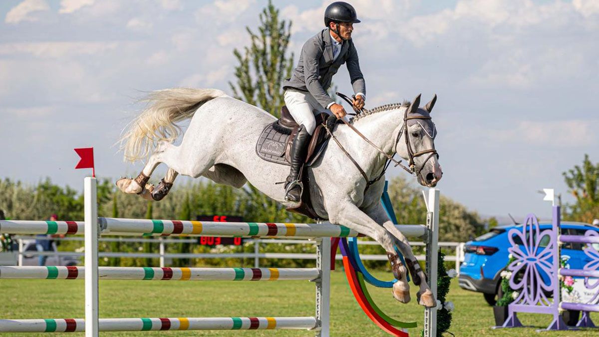 Participan 250 jinetes en el concurso de sdaltos h&iacute;picos Casa David.