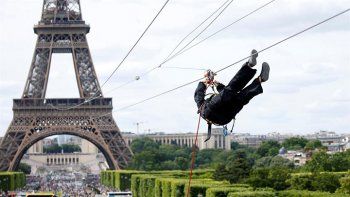 Una tirolesa en la Torre Eiffel