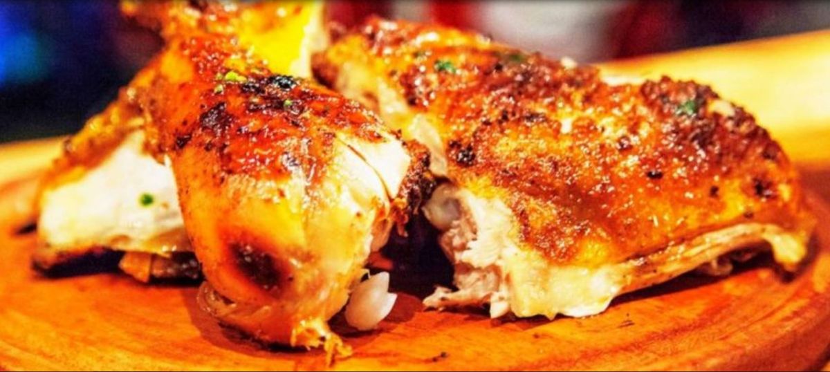 La receta del pollo a la parri con manteca de hierbas que se desarma. La receta del pollo a la parri con manteca de hierbas que se desarma.