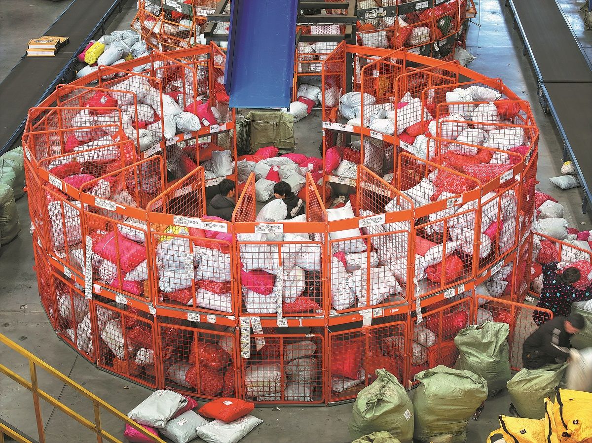 Los trabajadores clasifican los paquetes según sus direcciones en un parque logístico en el distrito de Haimen en Nantong, provincia de Jiangsu, el 23 de enero. XU CONGJUN / PARA CHINA DAILY