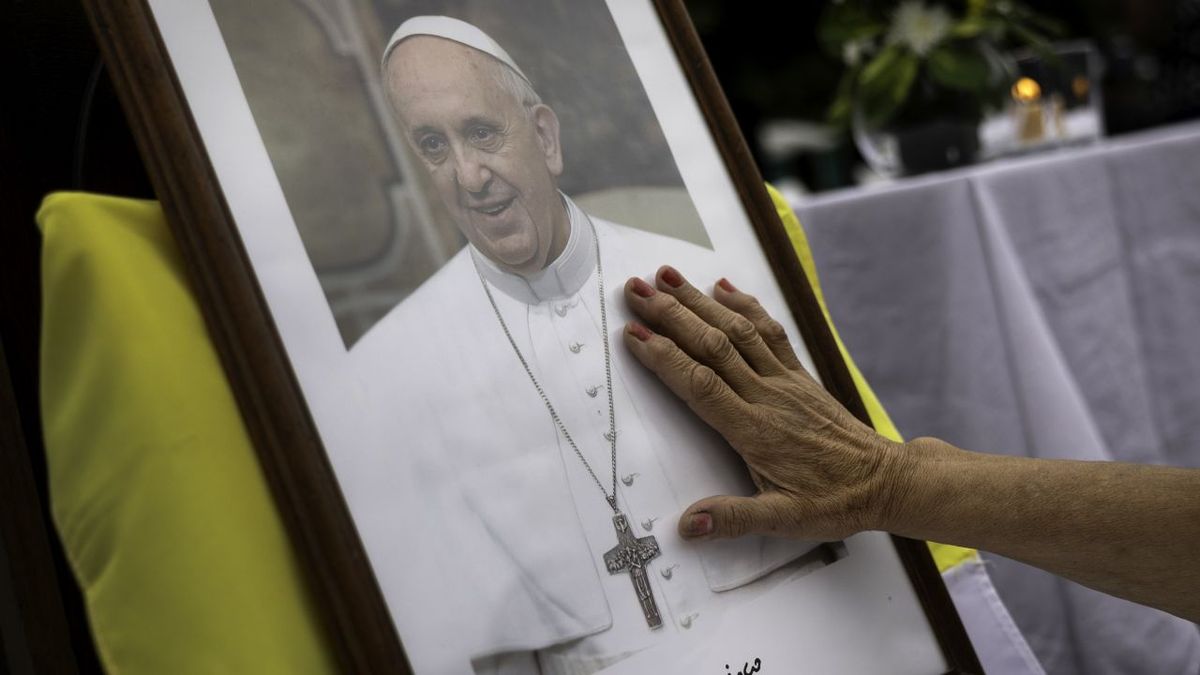 El Papa Francisco sigue internado en Roma.
