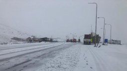 Frío, lluvias y hasta nevadas se registraron en las últimas horas en Mendoza luego del ingreso de un frente del sur. Varias rutas quedaron intransitables.