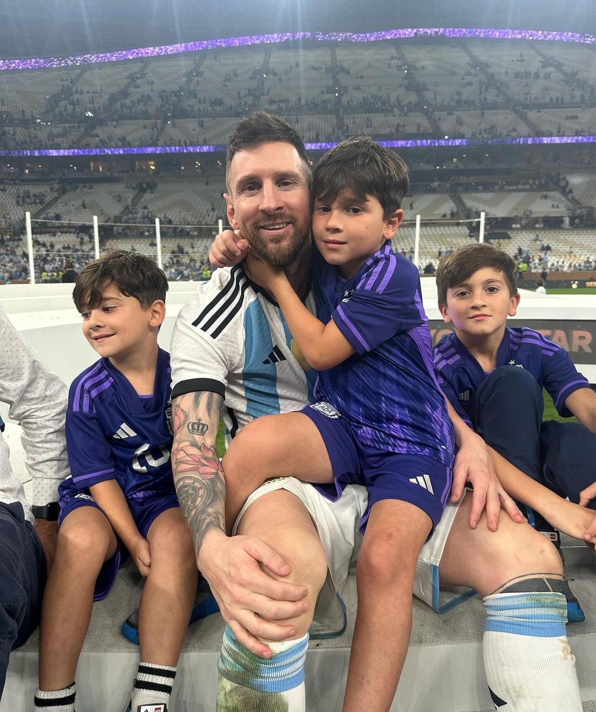 Antonela Roccuzzo compartió esta foto de Lionel Messi y sus hijos tras la final del Mundial de Qatar Antonela Roccuzzo compartió esta foto de Lionel Messi y sus hijos tras la final del Mundial de Qatar