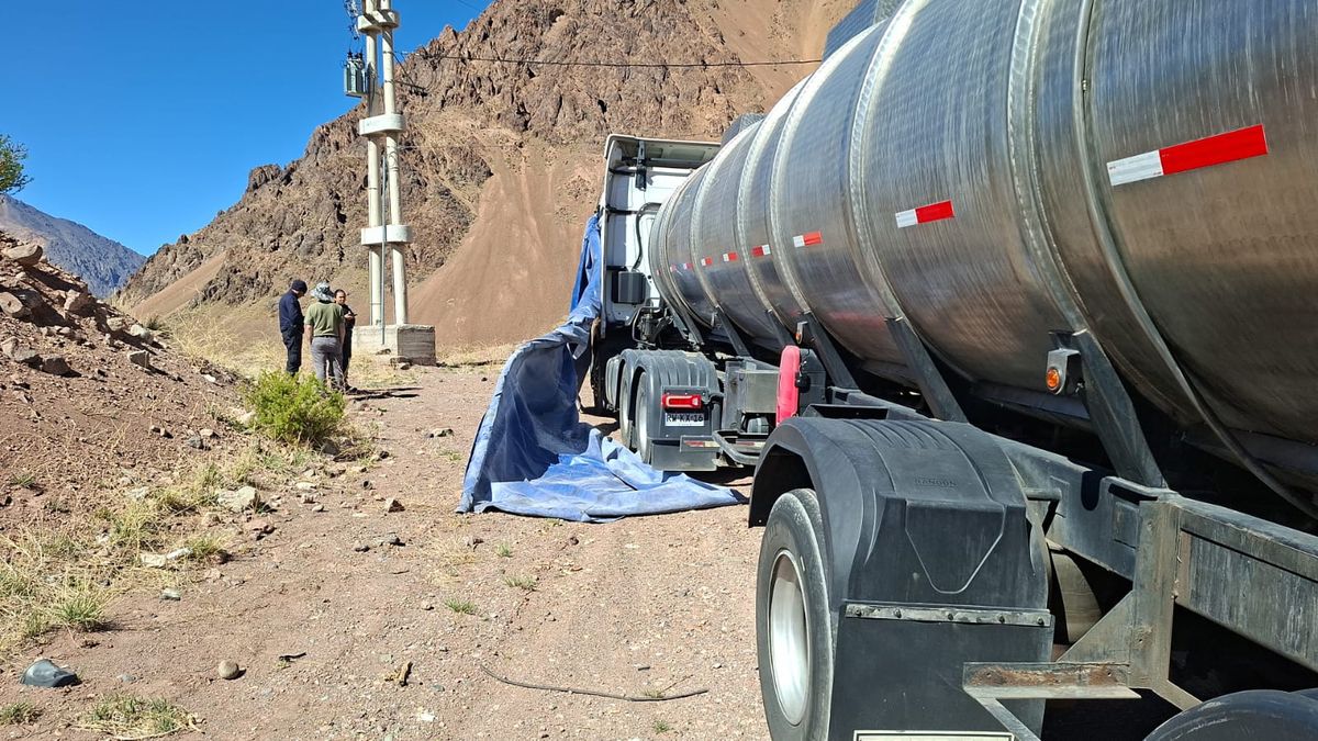 Accidente en la ruta 7: a un camión se le voló una carpa y un fierro de la estructura golpeó a un auto