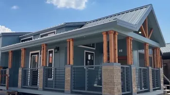 Esta tiny house es la más completa, con una chimenea incluida