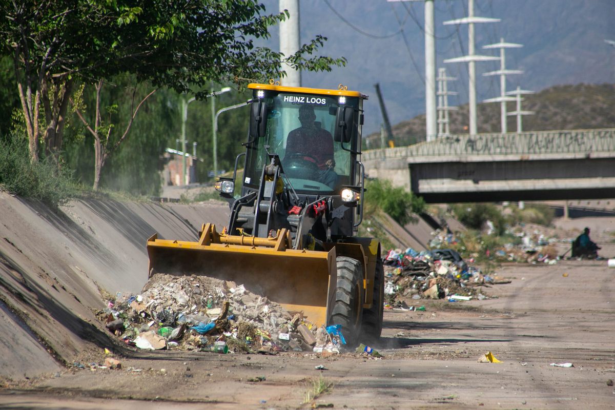 La Ciudad de Mendoza advirtió la aplicación de severas sanciones y multas para quienes tiren basura en acequias o canales de agua.
