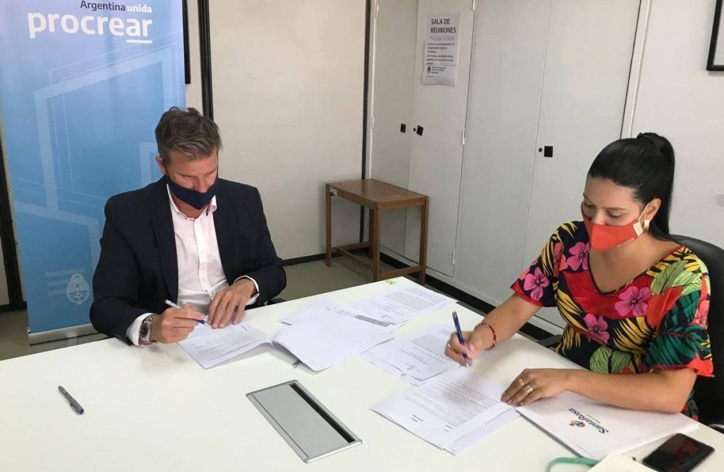 La intendenta de Santa Rosa, Flor Destéfanis firmó el convenio para acelerar la entrega de casas del Procrear con Luciano Scatolini, Subsecretario de Desarrollo Territorial.