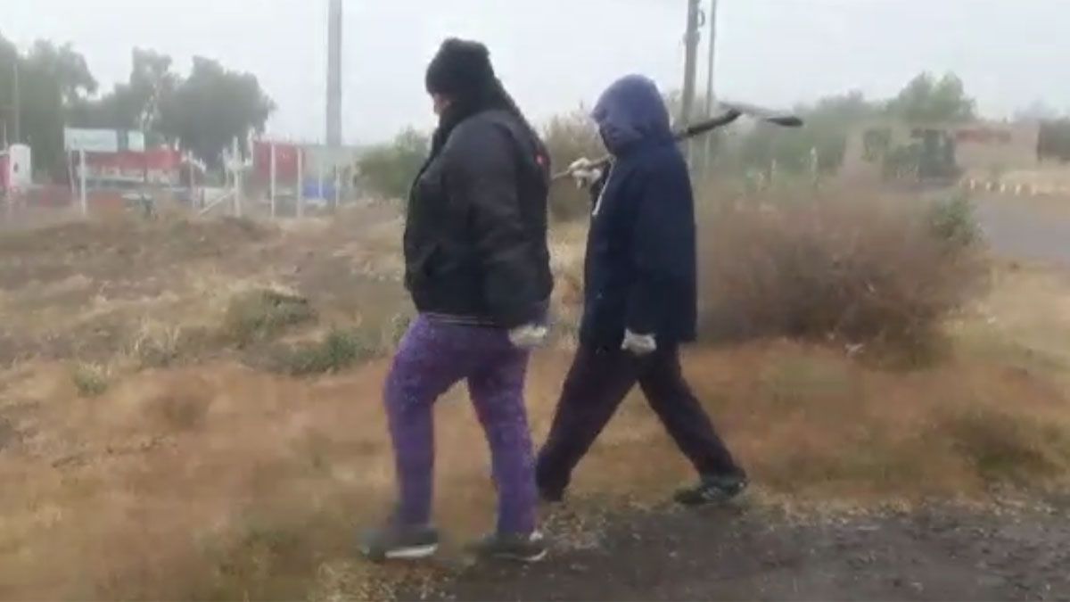 Caso Abigail Carniel: pala al hombro, la madre encabeza la búsqueda en los cerros de El Challao