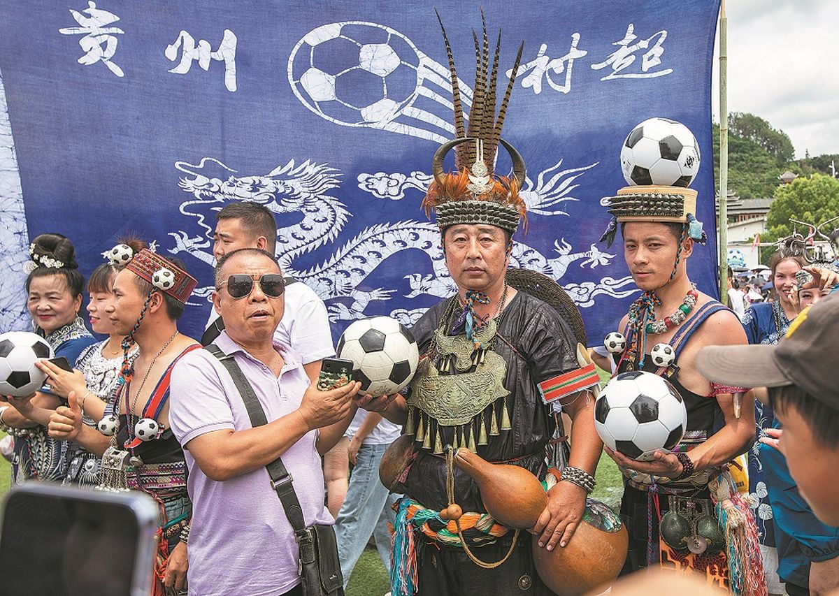 Miles de aficionados se desplazan hasta Rongjiang para ver partidos de fútbol que exhiben muestras de cultura étnica en el entretiempo. LUO JINGLAI / PARA CHINA DAILY.