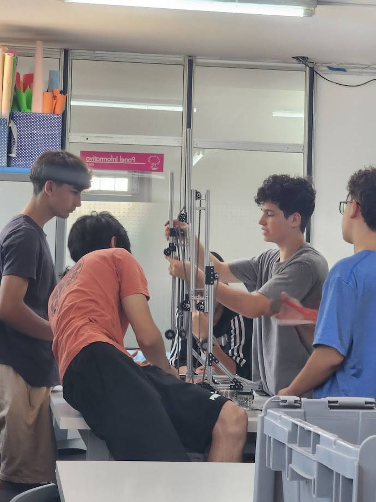 Los alumnos preparan su robot para competir en el Mundial, a pesar de estar de vacaciones. Los alumnos preparan su robot para competir en el Mundial, a pesar de estar de vacaciones.