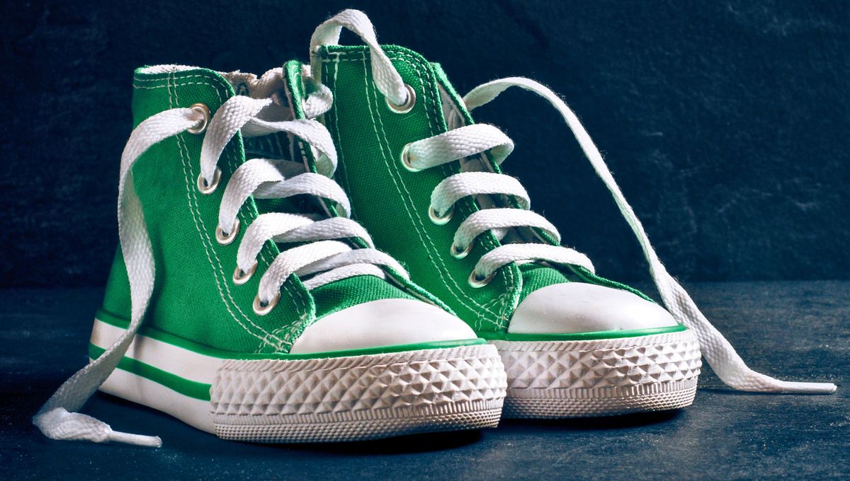 Los cordones de las zapatillas se ensucian y rompen con facilidad, más aún si los pisamos y tironeamos. Los cordones de las zapatillas se ensucian y rompen con facilidad, más aún si los pisamos y tironeamos. 