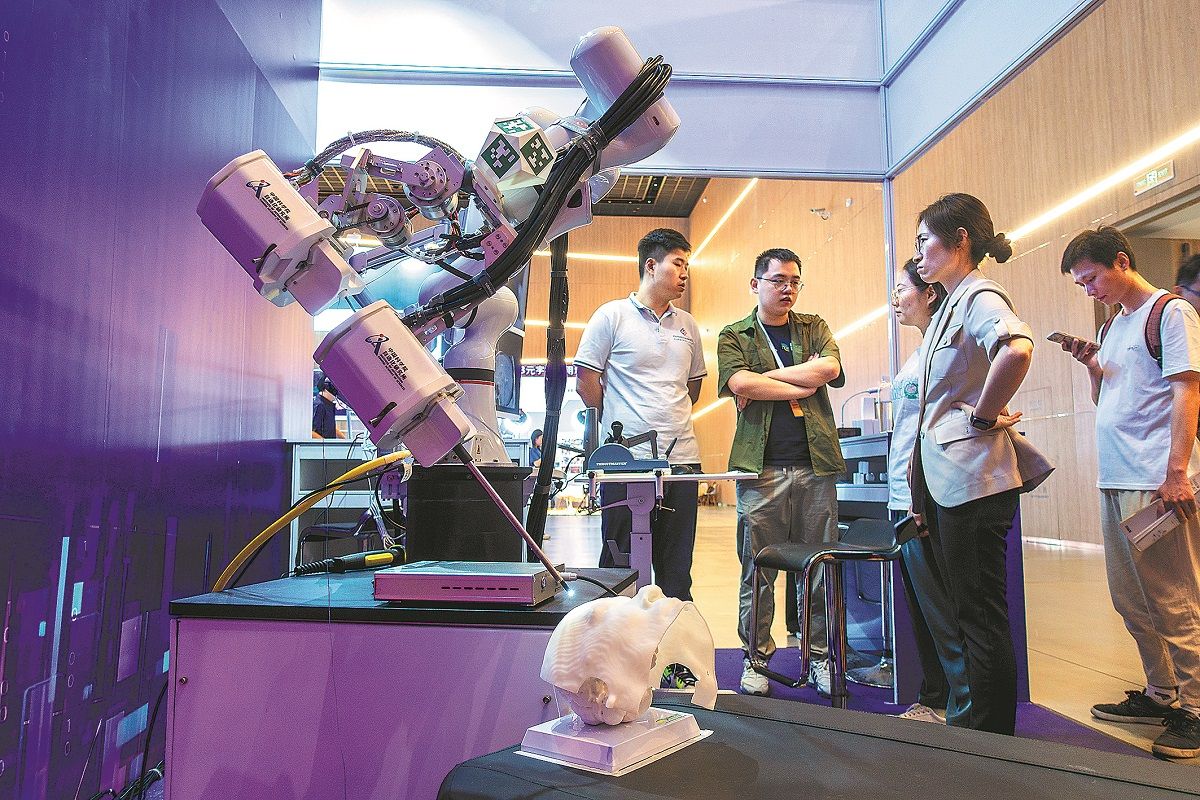 Un robot médico en exhibición durante una exposición industrial en Shanghai. PARA USO DE CHINA DAILY
