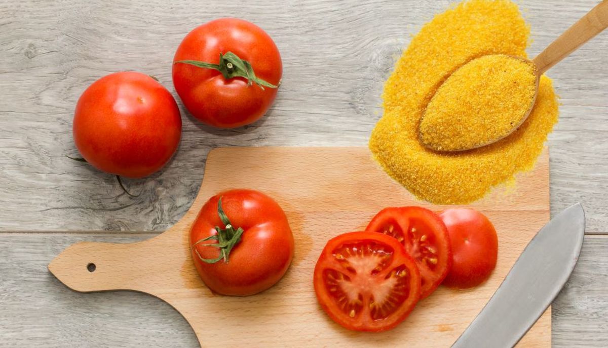 Esta mascarilla casera lleva tomates y harina de maíz. Imagen: Redacción Diario Uno. Esta mascarilla casera lleva tomates y harina de maíz. Imagen: Redacción Diario Uno.