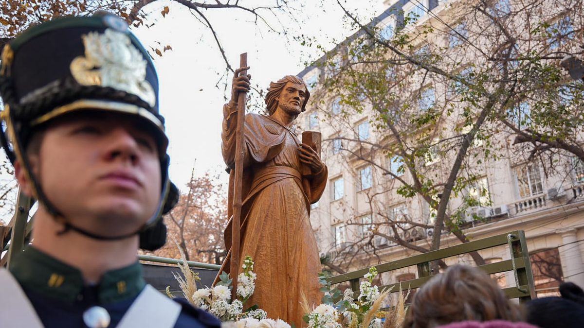 La imagen del Patrono Santiago custodiada por granaderos. La imagen del Patrono Santiago custodiada por granaderos.