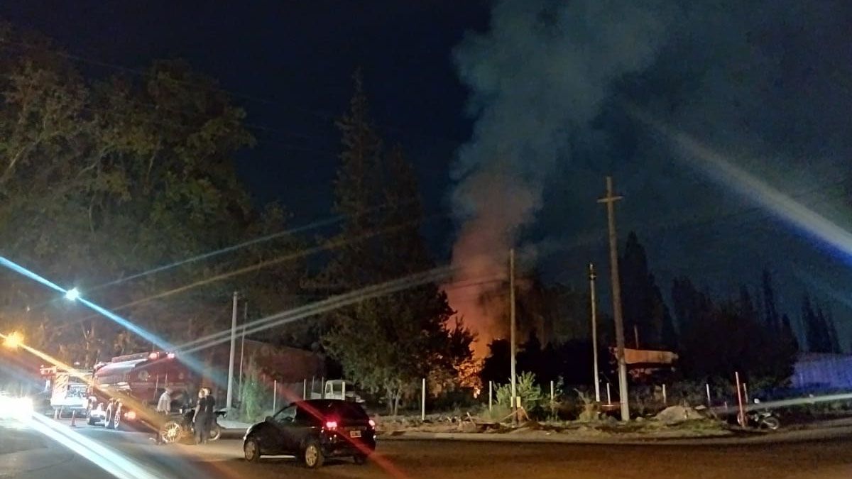 Las llamas en el aserradero en Luján asustaron a los vecinos de la zona, pero el fuego fue controlado por Bomberos del Cuartel Centra y Voluntarios de Luján.