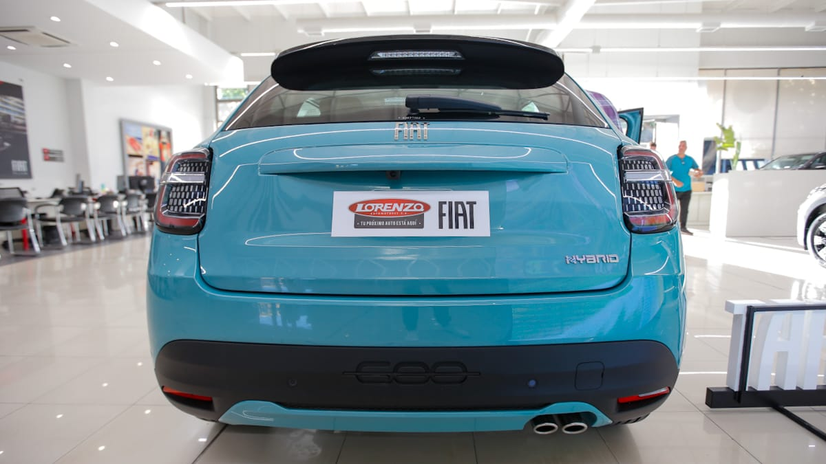 Las luces y algunas líneas curvas en su exterior recuerdan al Fiat 600 original Las luces y algunas líneas curvas en su exterior recuerdan al Fiat 600 original