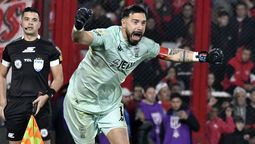 Hernán Galíndez festeja tras el penal que le atajó a Hidalgo que le permitió a Huracán pasar a la final.