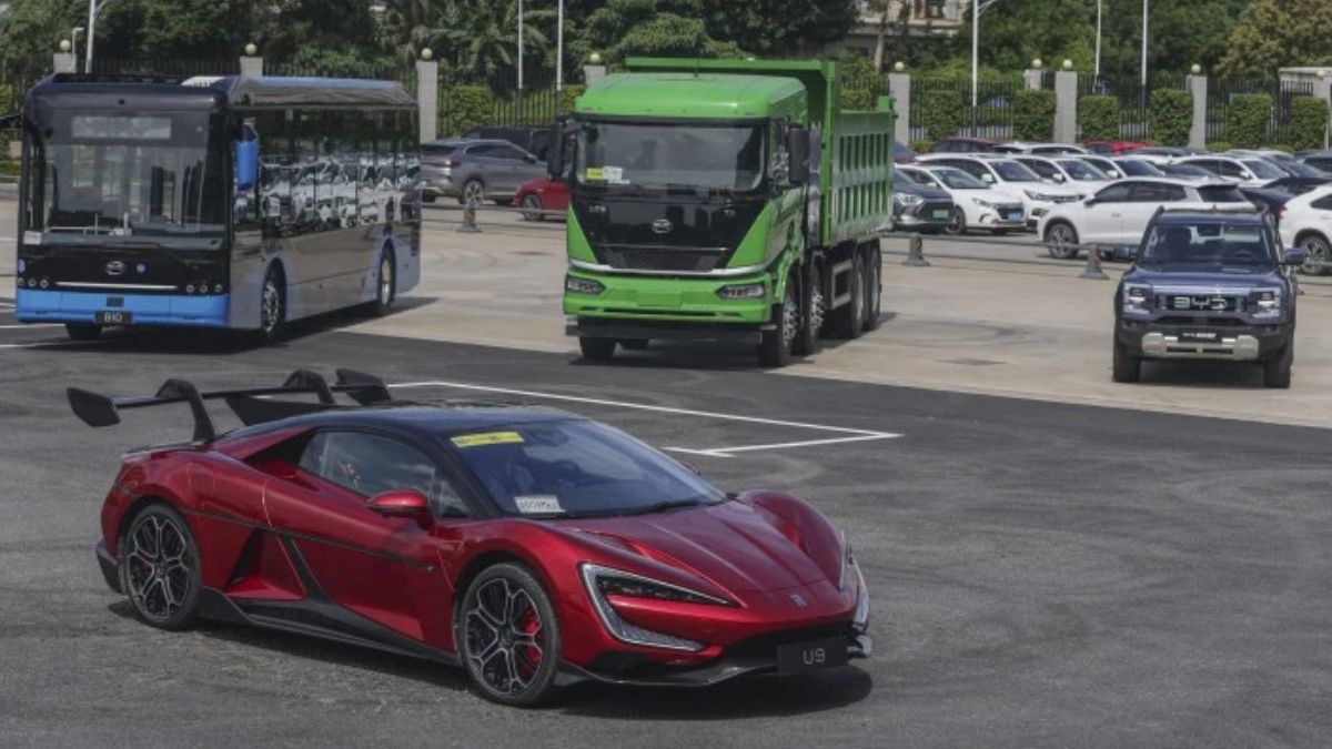 Modelos de BYD expuestos en la sede de la empresa en Shenzhen. (Foto: Presidencia Perú)