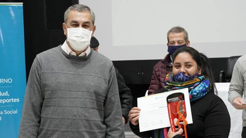 El Gobierno entregó kits de poda a vecinos del Este para mejorar el empleo