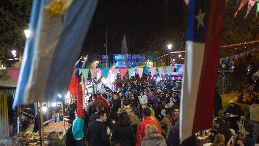 Festejos por el Día de la Independencia de Chile. Así lucía en años anteriores el paseo público de la Ciudad con miles de chilenos.