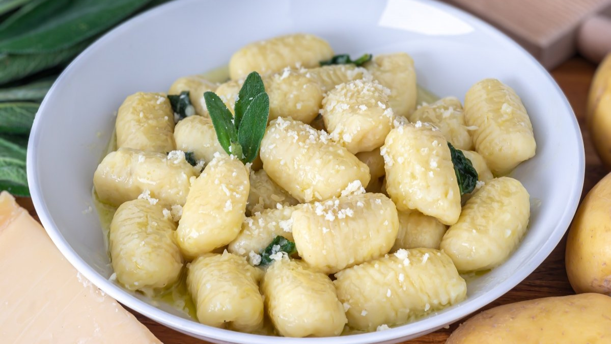 Para la preparación de esta receta sin TACC ni lactosa de estos sabrosos ñoquis de papa necesitarás pocos ingredientes. Para la preparación de esta receta sin TACC ni lactosa de estos sabrosos ñoquis de papa necesitarás pocos ingredientes.