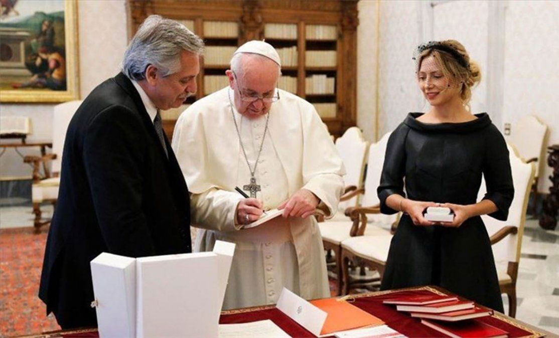 El presidente Alberto Fernández declaró ante la Oficina Anticorrupción haber recibido 277 obsequios en su primer año en la Casa Rosada. Un rosario, una escultura y libros le entregó el Papa Francisco.
