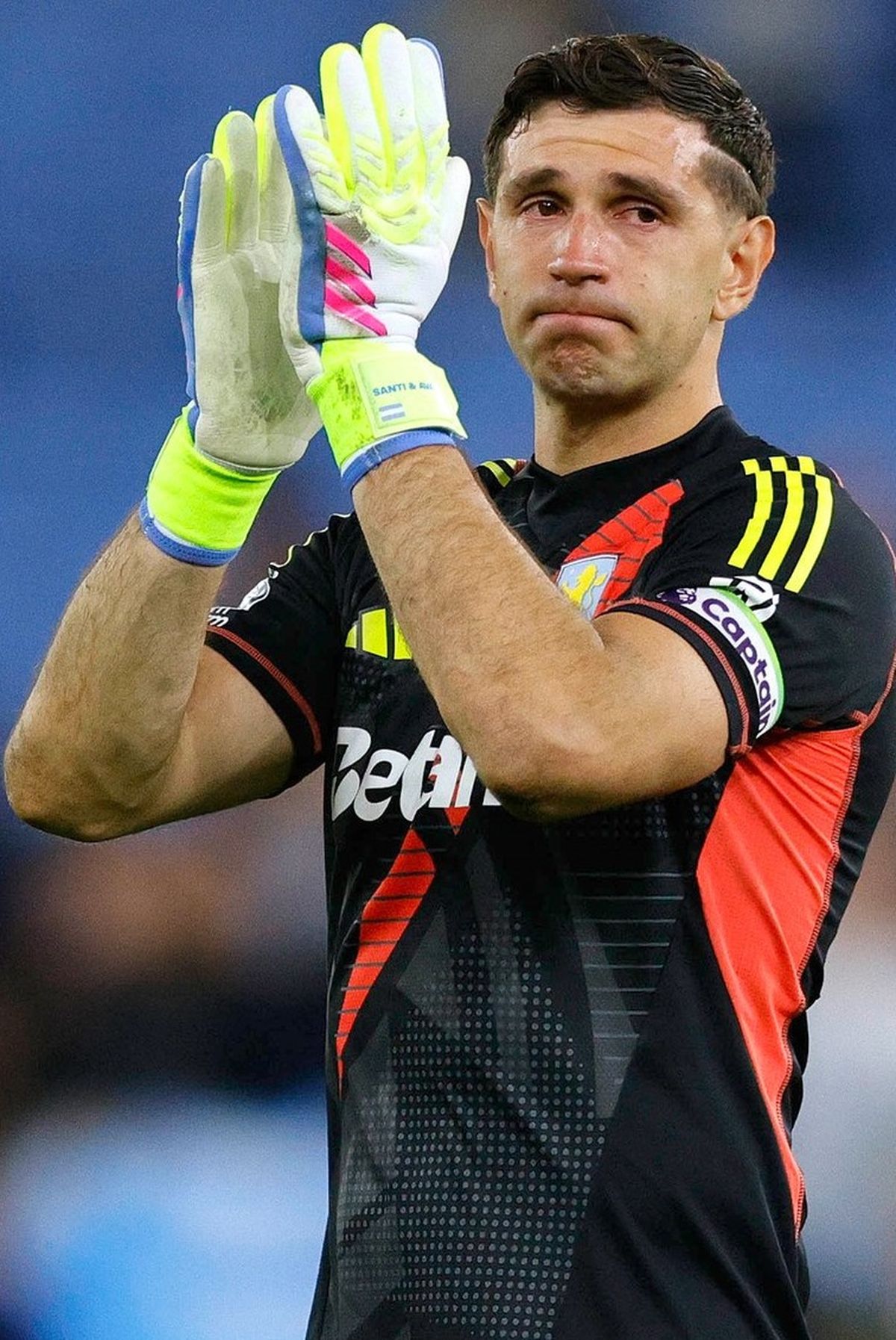 Dibu Mart&iacute;nez se despidi&oacute; entre l&aacute;grimas de los hinchas del Aston Villa; una partida que no se llevar&aacute; a cabo.