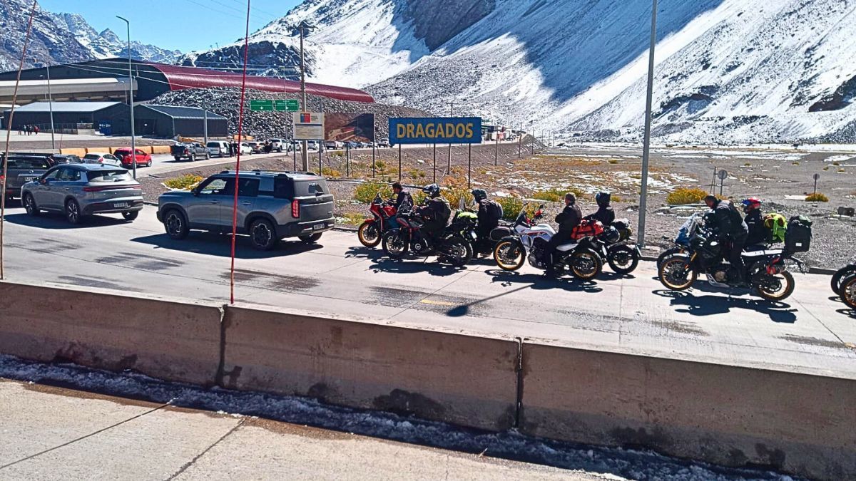 Las montañas ya se veían nevadas este sábado cuando miles de mendocinos cruzaron por el paso a Chile. Las montañas ya se veían nevadas este sábado cuando miles de mendocinos cruzaron por el paso a Chile.