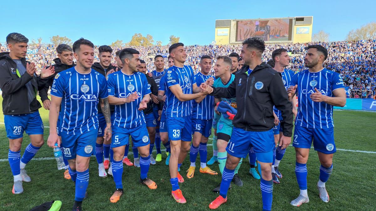 Los compañeros de Ezequiel Bullaude le brindaron una despedida emotiva de Godoy Cruz.