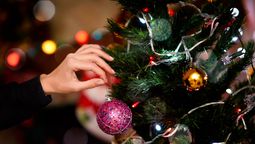 Por qué los pinitos de Navidad deben llevar un lazo rojo en sus ramas