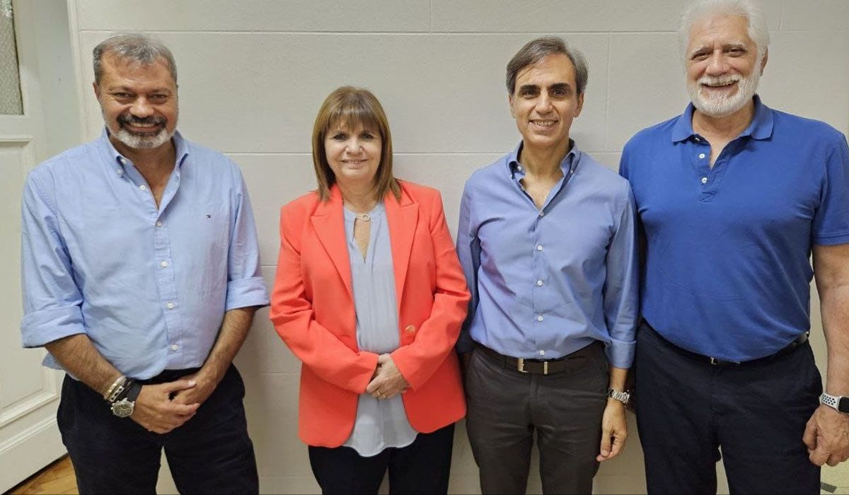 Oscar Sagás al lado de Patricia Bullrich.