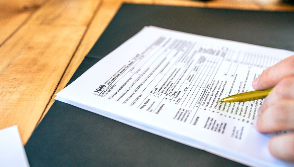 El formulario 1040 es el principal para la declaración de impuestos de personas físicas. Si has pagado más impuestos de los que debías durante el año, puedes obtener un reembolso al presentar este formulario. El formulario 1040 es el principal para la declaración de impuestos de personas físicas. Si has pagado más impuestos de los que debías durante el año, puedes obtener un reembolso al presentar este formulario.