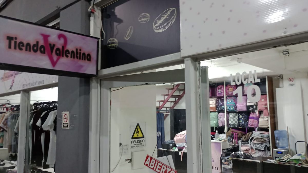 El delincuente quedó filmado en el momento que seleccionaba la ropa que intentó robar.