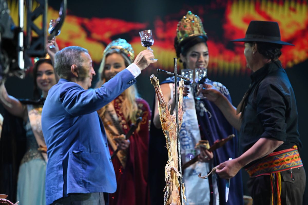 El intendente Celso Jaque encabezó el acto vendimial y la Bendición de los Frutos que se dieron en el marco de la Fiesta del Chivo en Malargüe. El intendente Celso Jaque encabezó el acto vendimial y la Bendición de los Frutos que se dieron en el marco de la Fiesta del Chivo en Malargüe.