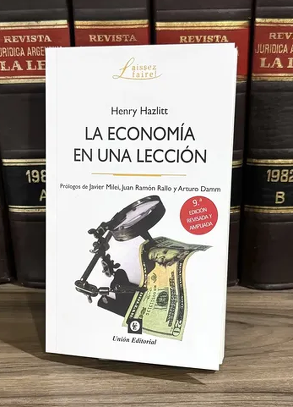 Cada legislador que asistió a la reunión con Javier Milei recibió un ejemplar de este libro. Cada legislador que asistió a la reunión con Javier Milei recibió un ejemplar de este libro.