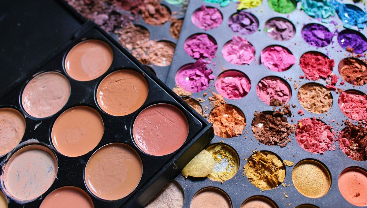 Cómo limpiar la paleta de sombras para ojos: con un truco facilísimo