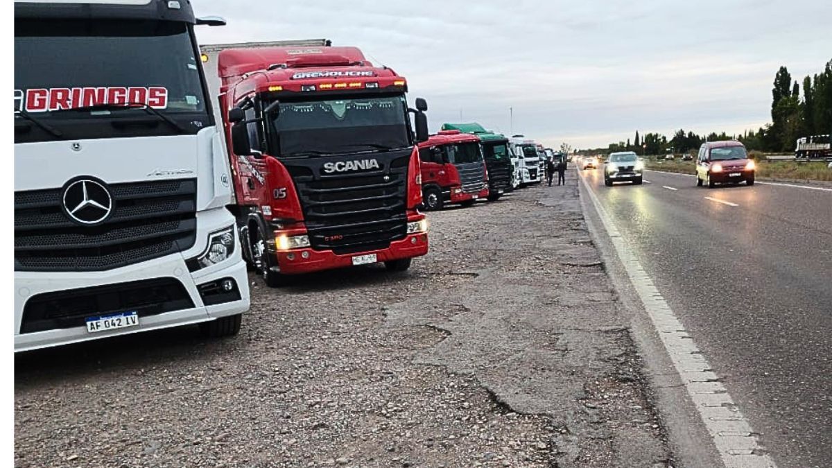 Camioneros protestan por la suba de combustible y realizan un corte parcial en las rutas 7 y 40