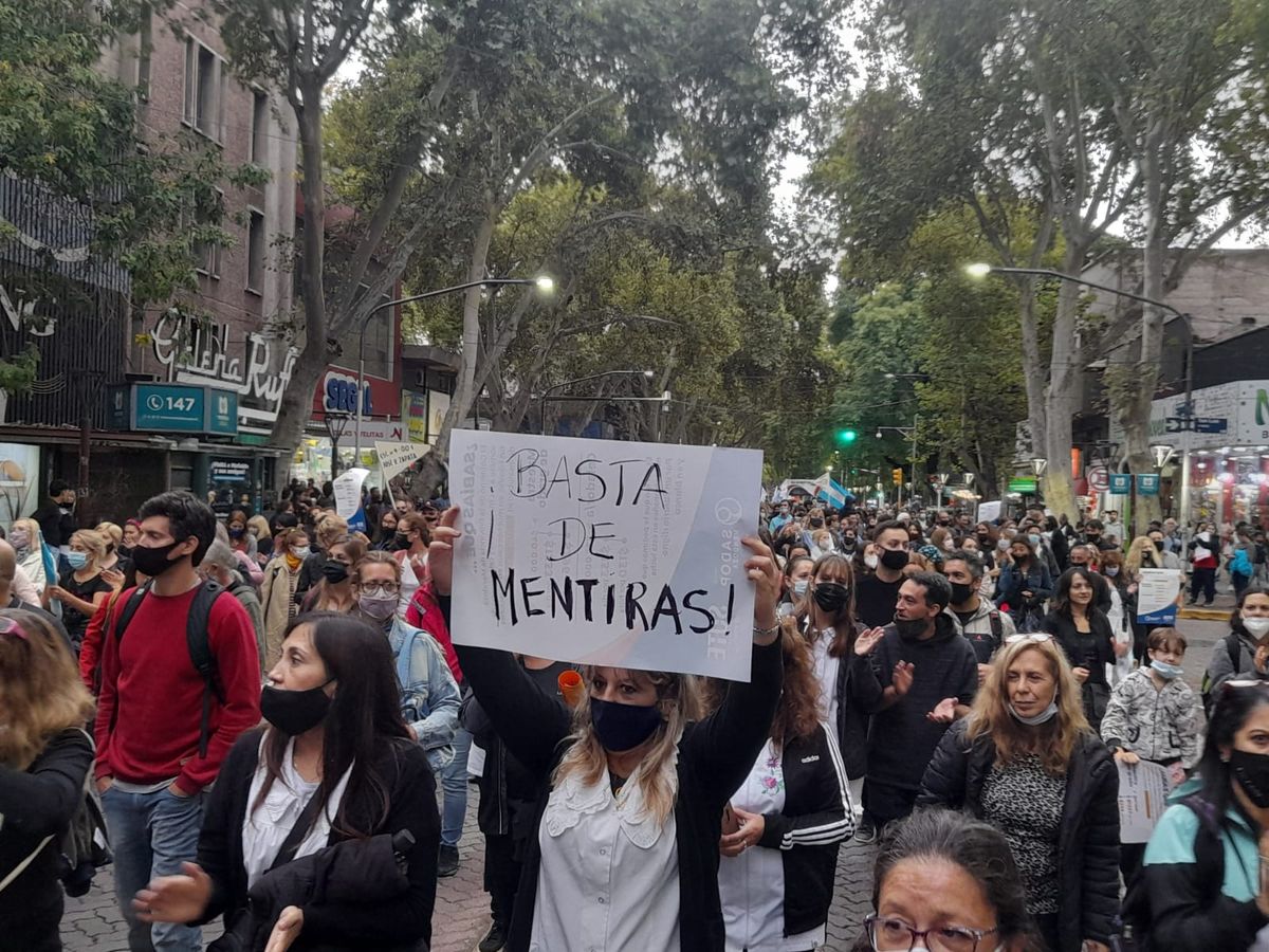 La marcha del SUTE por las calles de Mendoza el 21 de febrero. Este lunes vuelven a discutir con miembros del Gobierno.