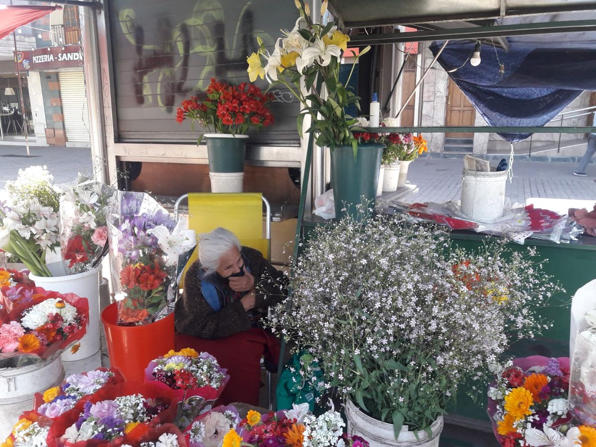 Historia de Vida: Nelly, de 77 años, en el puesto de flores.