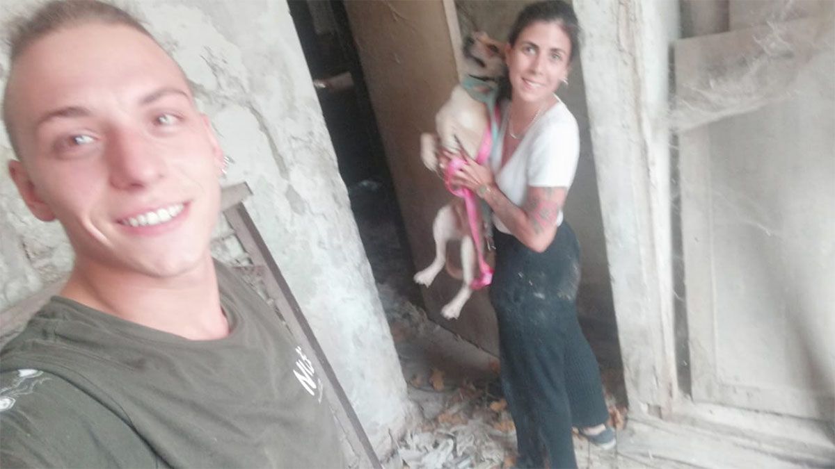 Los rescatistas que se llevaron a los tres perros de la casa de Adolfo  Calle al 3.200, del barrio Unimev, de Guaymallén.