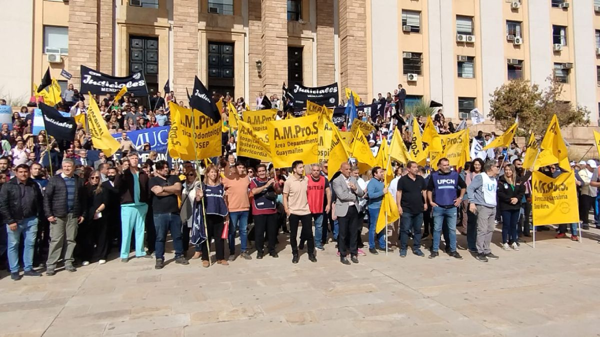 La convocatoria de AMPROS en la explanada de Casa de Gobierno.